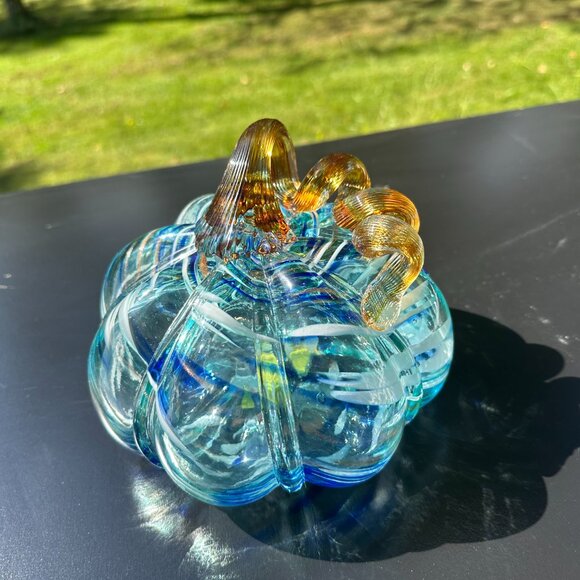 #5261 CLEAR W/ BLUE & WHITE SWIRL PATTERN GLASS PUMPKIN - Picture 2 of 11